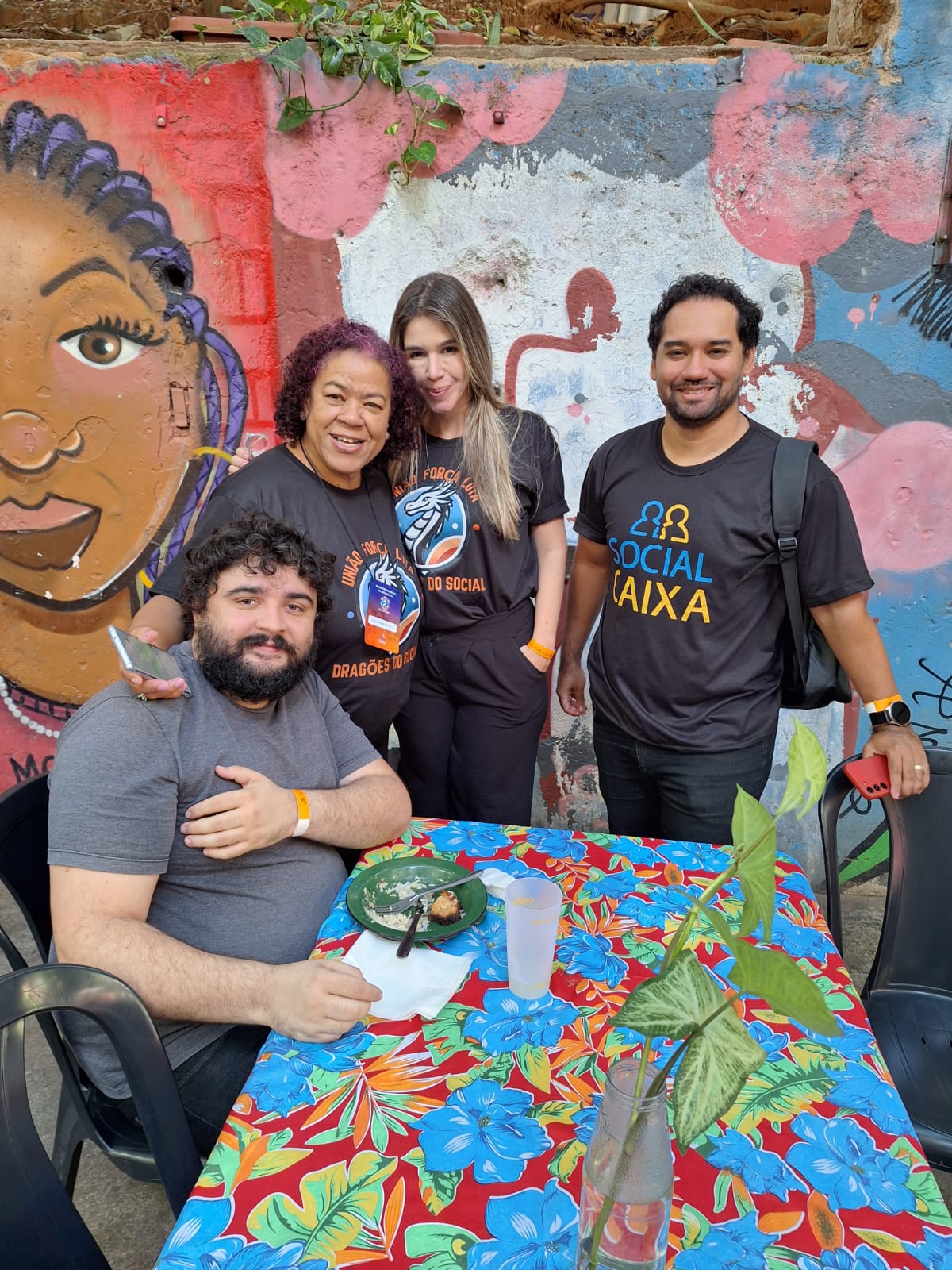 Colegas da SocialCaixa reunidos à mesa em um momento de confraternização