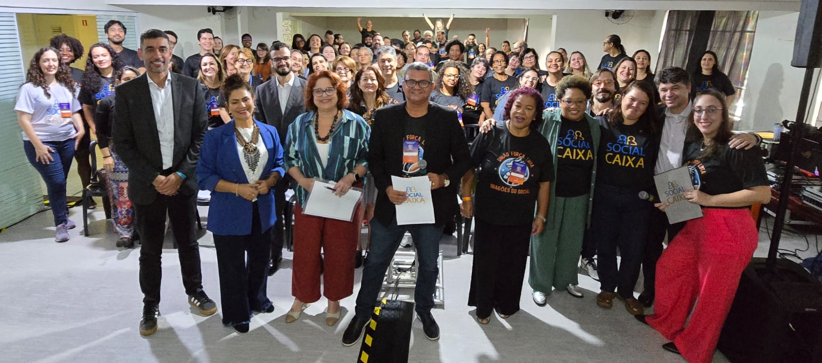 Grande grupo de participantes reunido para uma foto em um dos encontros da SocialCaixa